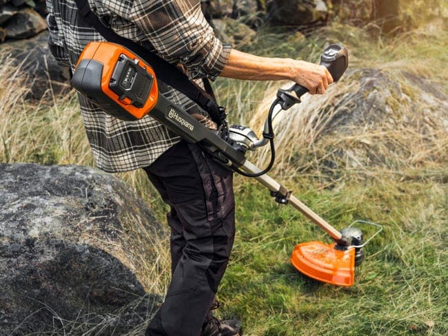 Débroussailleuse batterie HUSQVARNA 220iR – 36V – Coupe 36 cm